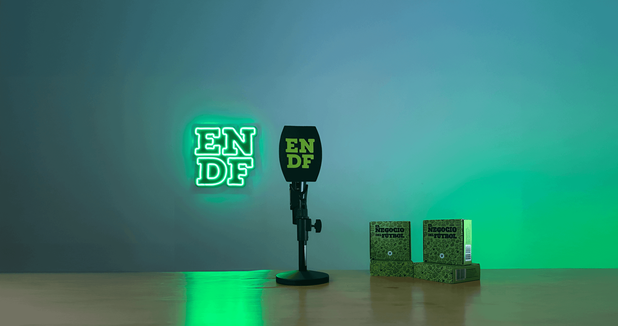 El estudio de El Negocio del Fútbol: el neón ENDF, el micrófono y las cajas del juego de cartas